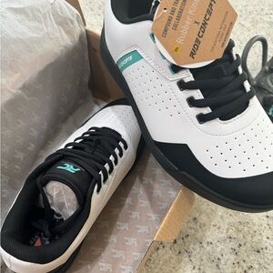 New w tags flat mountain bike shoes.